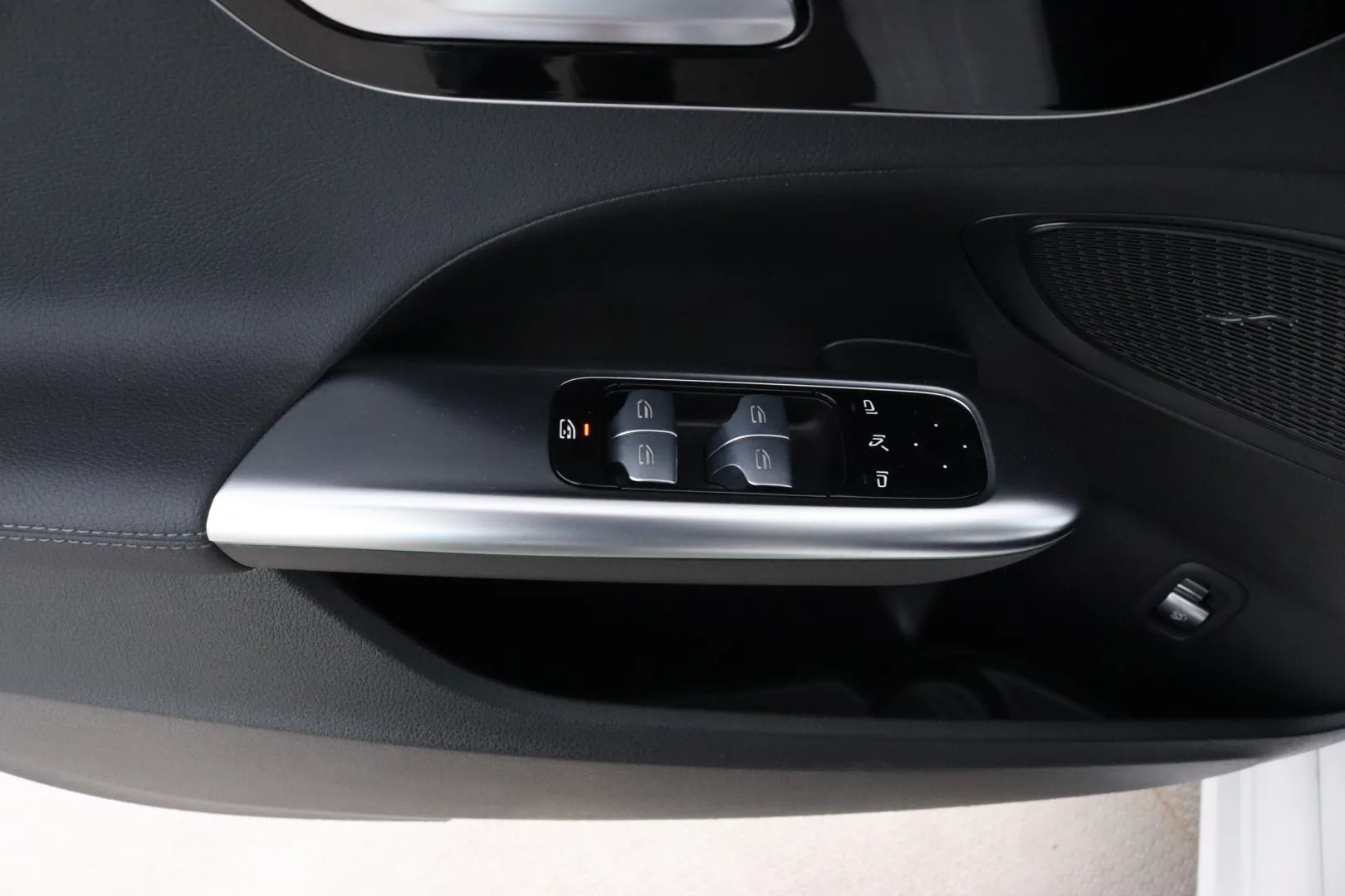 MERCEDES-BENZ C SZF-665 carousel image