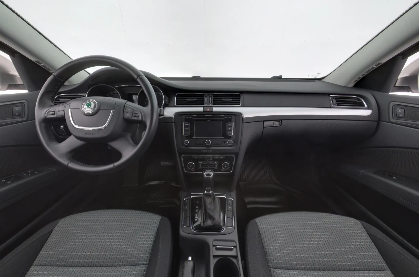 SKODA Superb GKU-542 carousel image