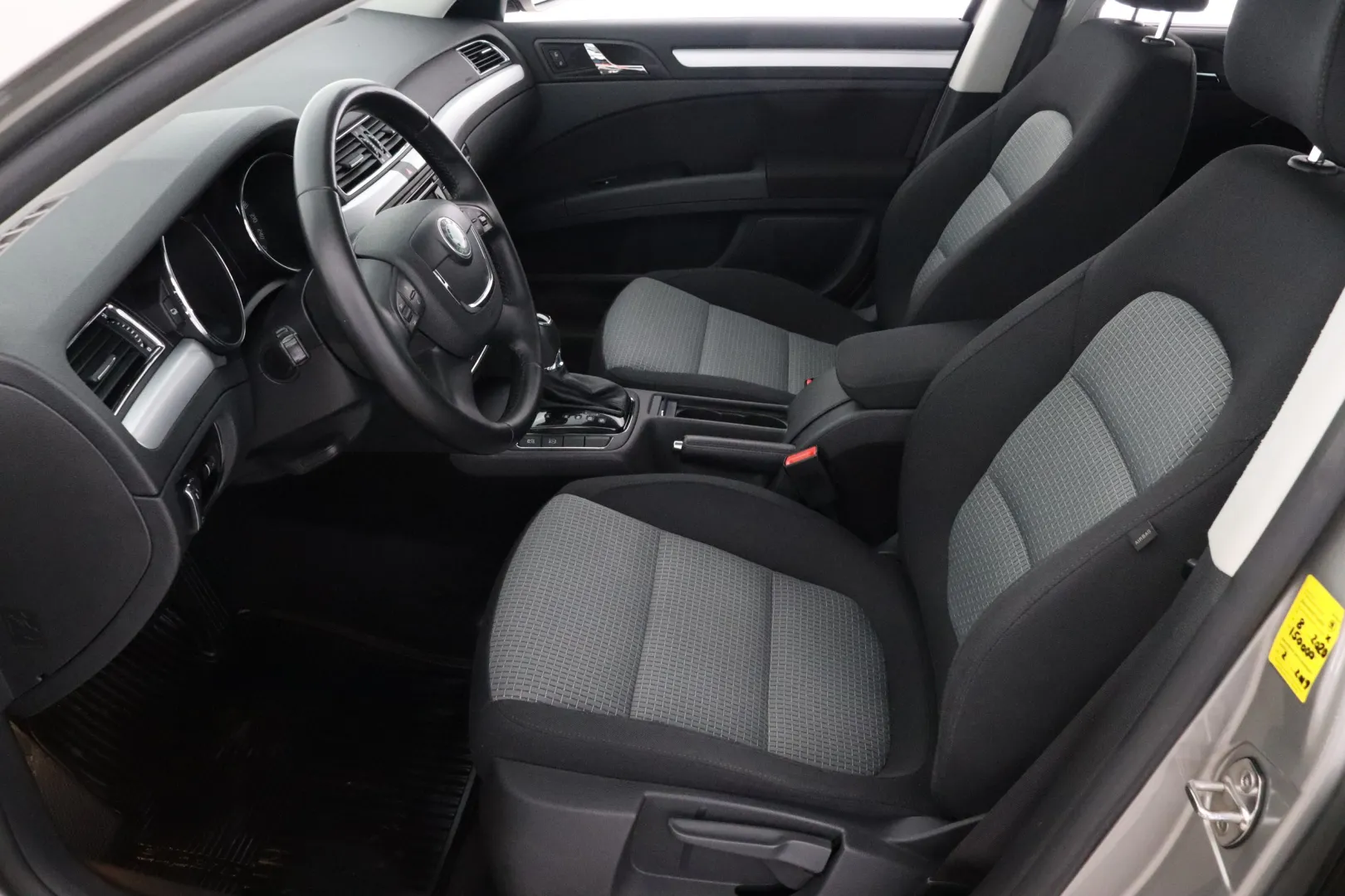 SKODA Superb GKU-542 carousel image