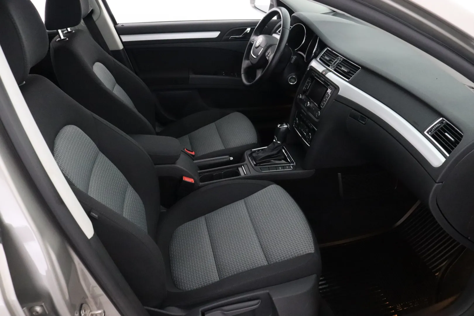 SKODA Superb GKU-542 carousel image