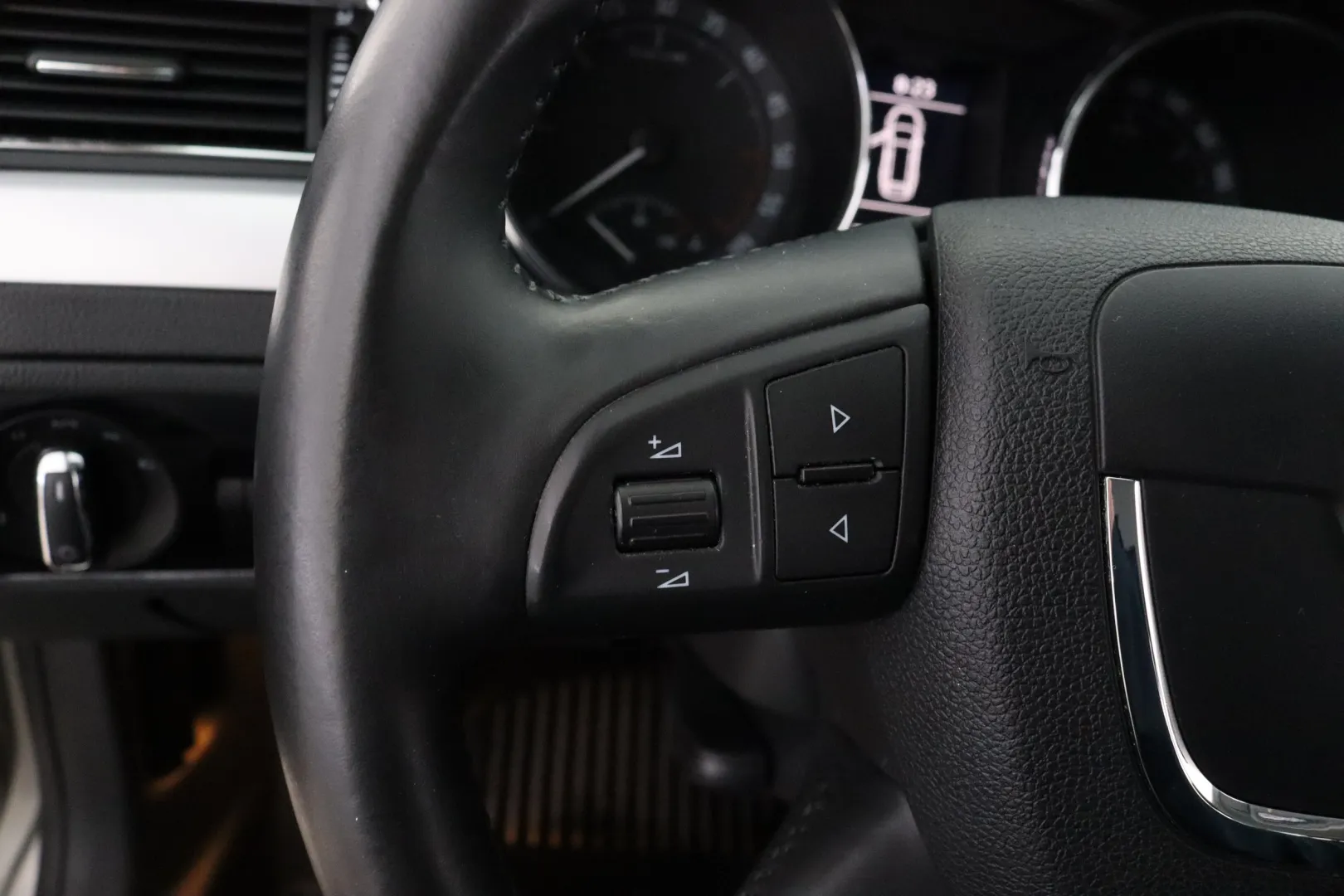 SKODA Superb GKU-542 carousel image