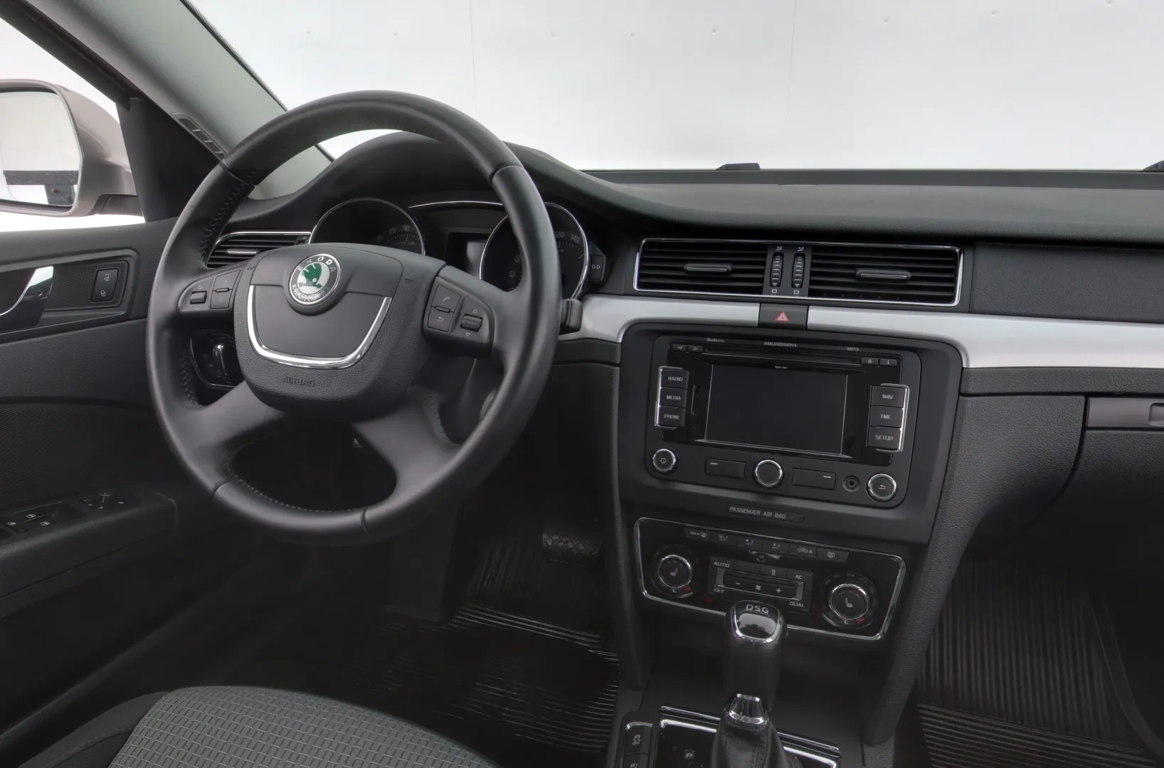 SKODA Superb GKU-542 carousel image