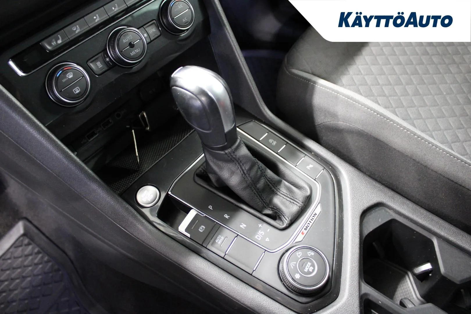 VOLKSWAGEN Tiguan FOM-635 carousel image