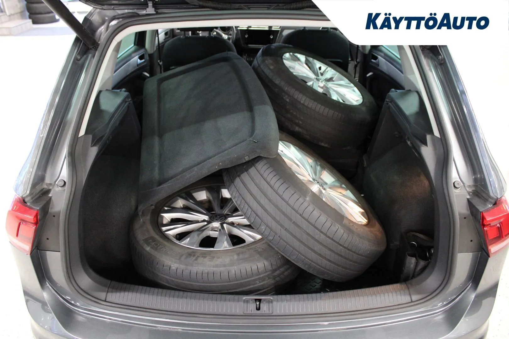 VOLKSWAGEN Tiguan FOM-635 carousel image