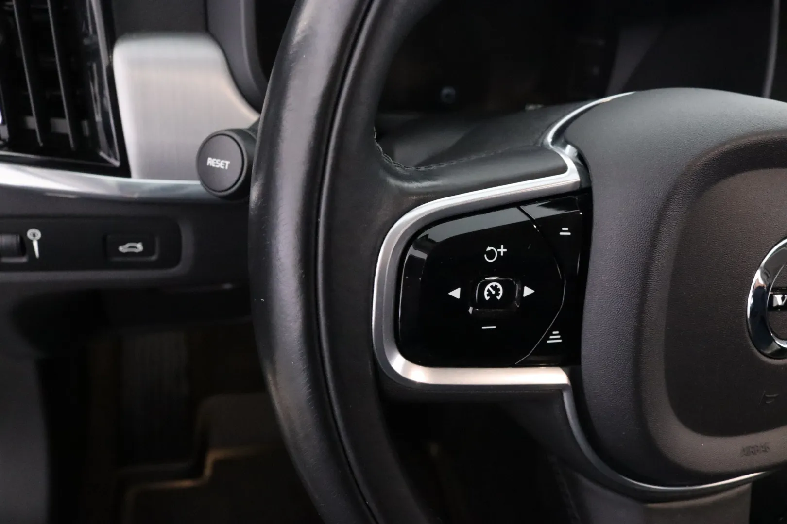 Volvo S90 SMN-915 carousel image