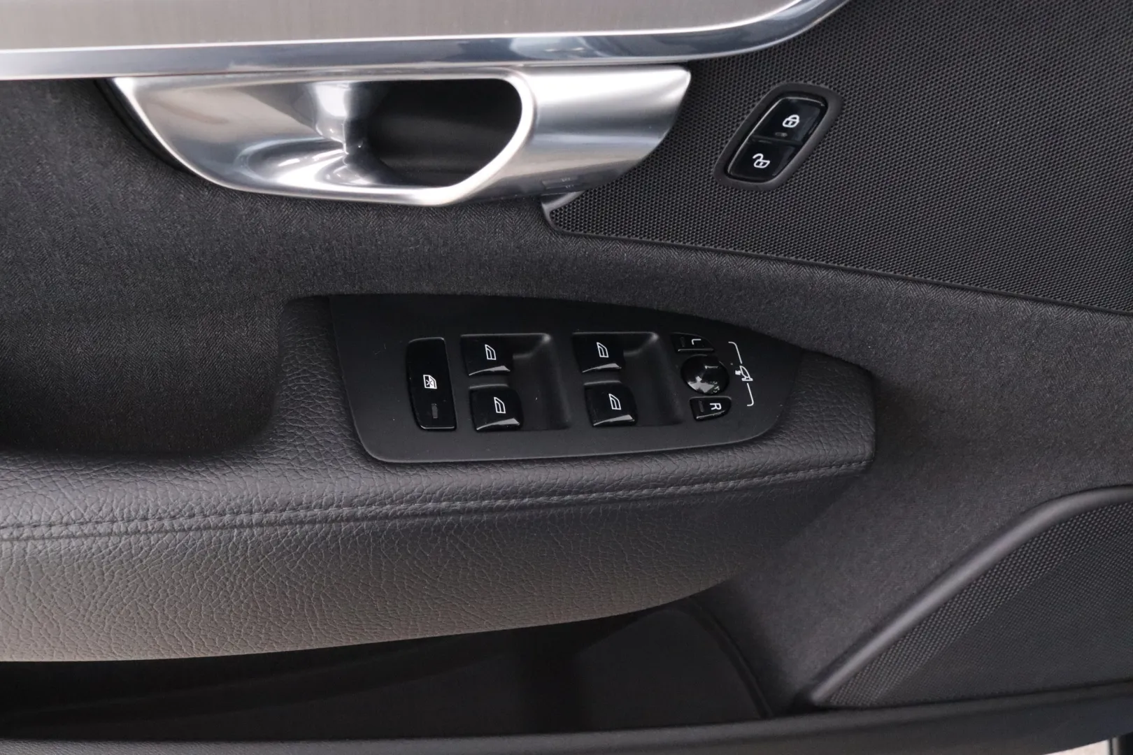 Volvo S90 SMN-915 carousel image