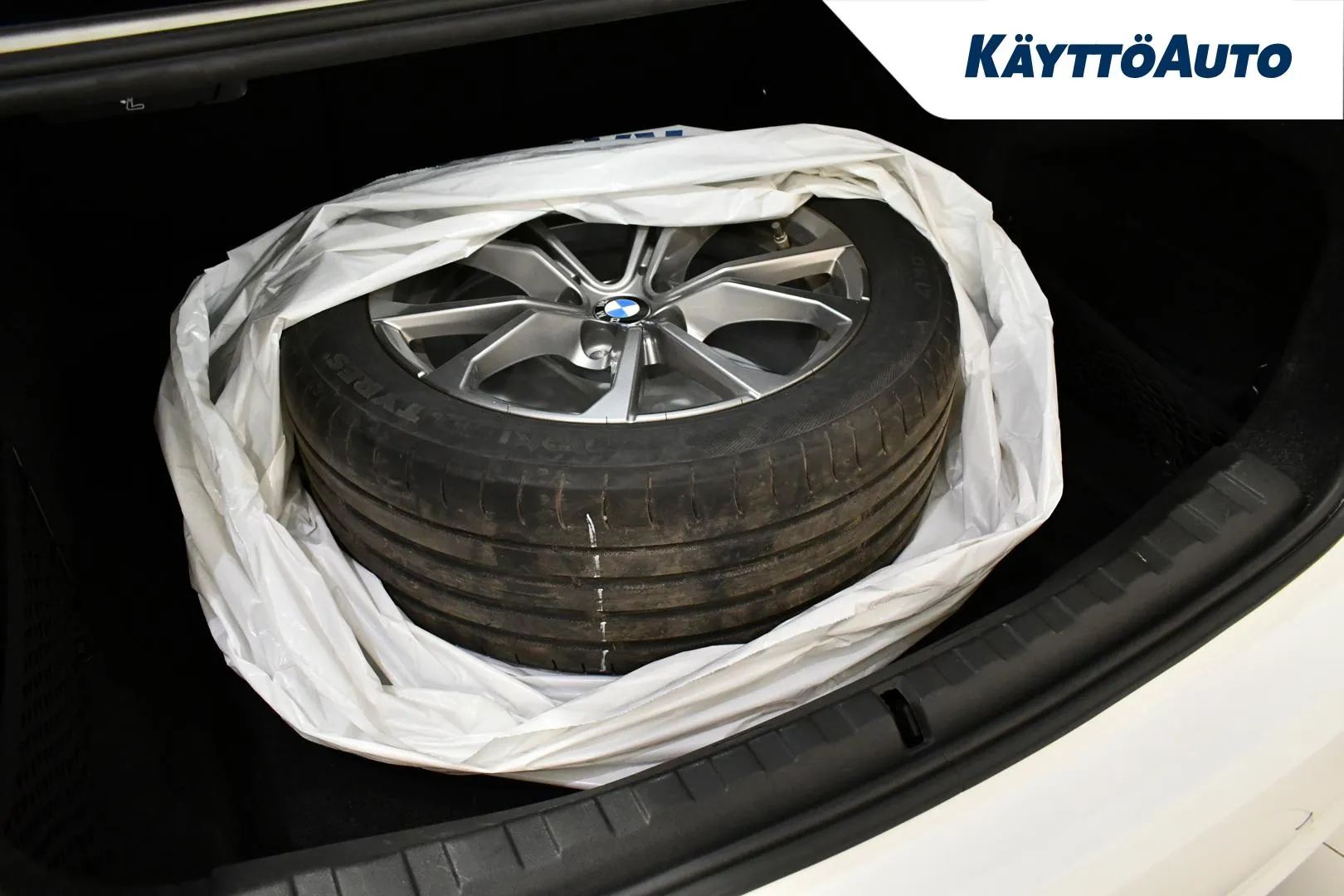 BMW 320 MYX-695 carousel image