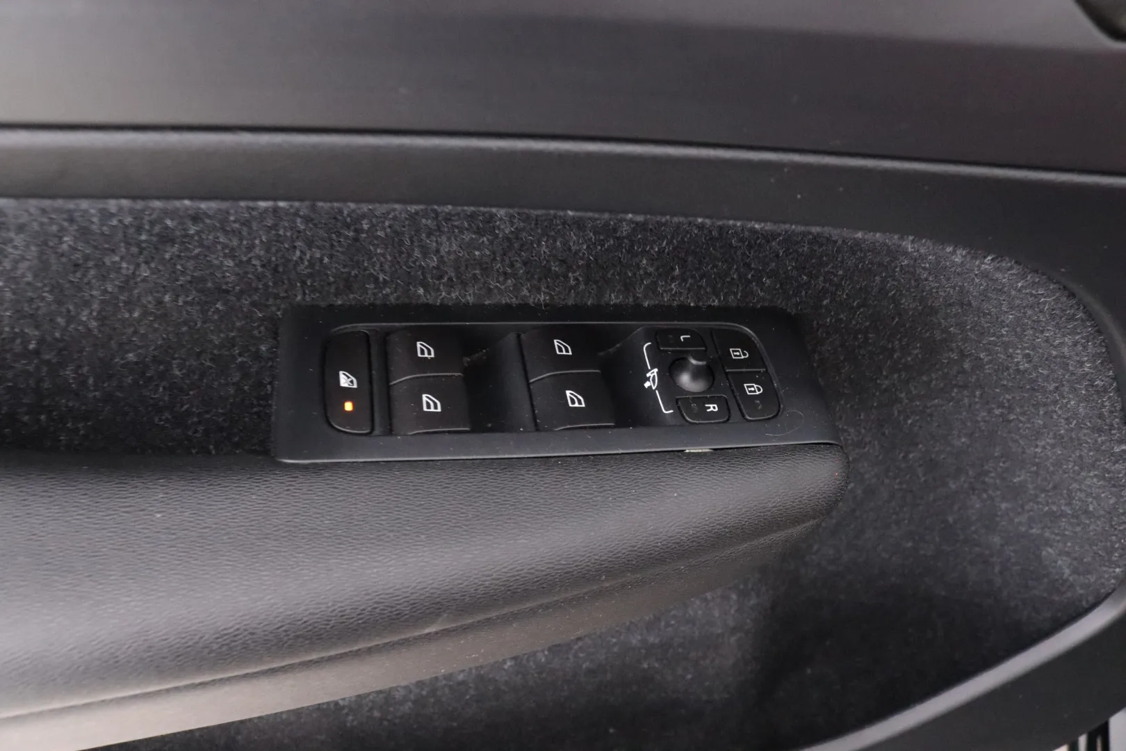 VOLVO XC40 JKU-947 carousel image