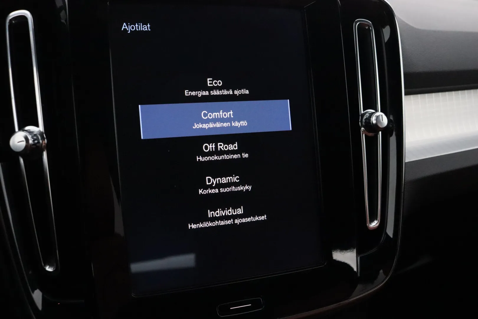 VOLVO XC40 JKU-947 carousel image