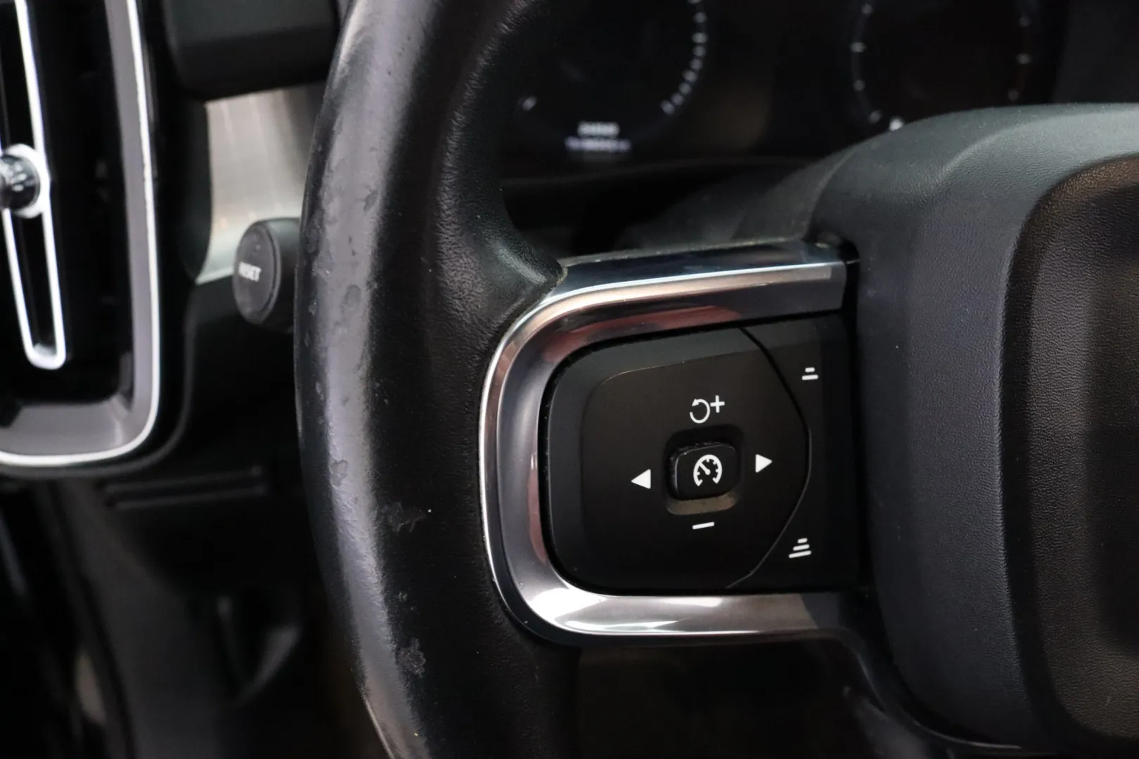 VOLVO XC40 JKU-947 carousel image