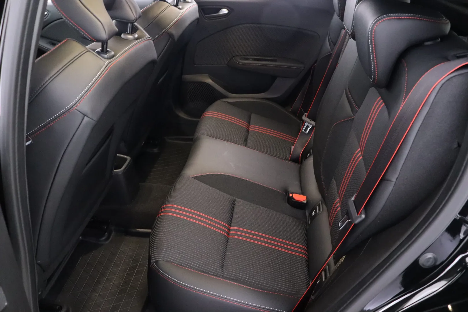 RENAULT Clio JMK-994 carousel image