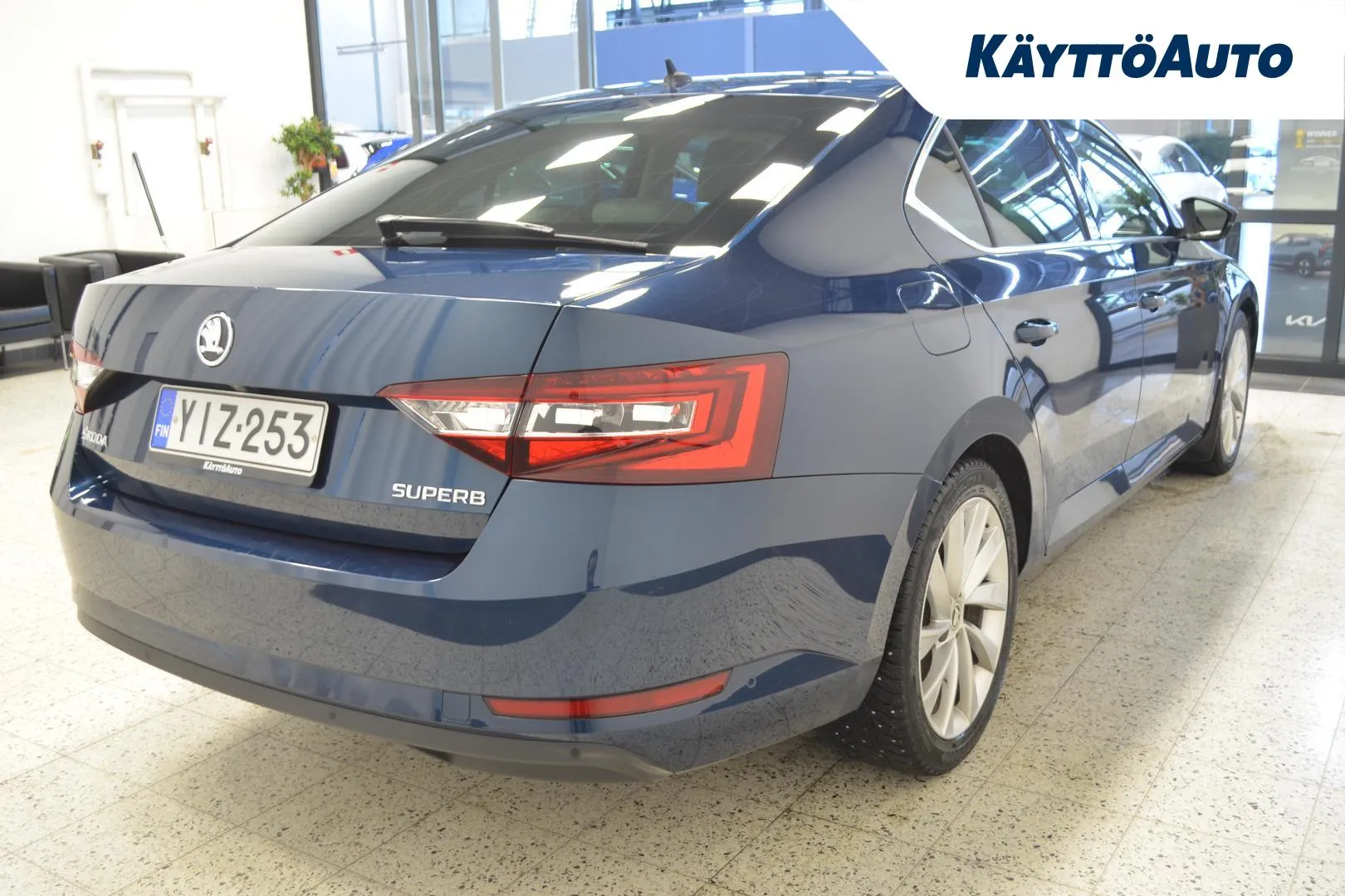 SKODA Superb YIZ-253 carousel image