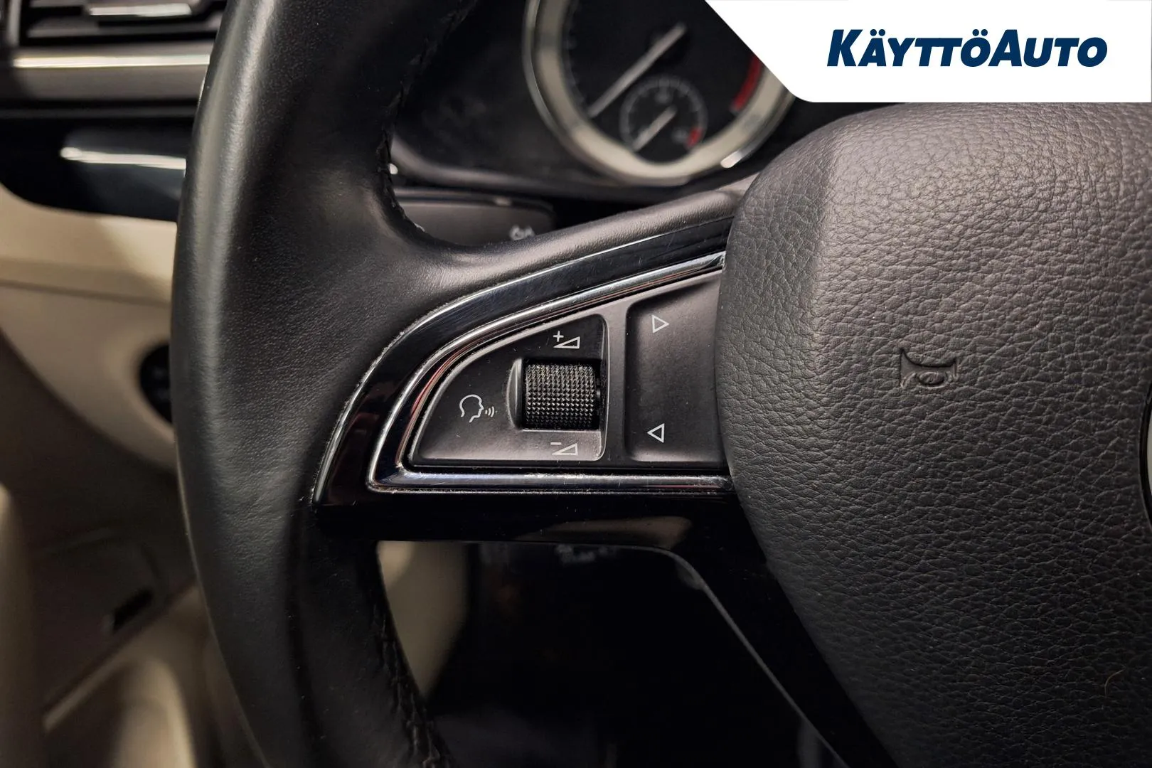 SKODA Superb YIZ-253 carousel image