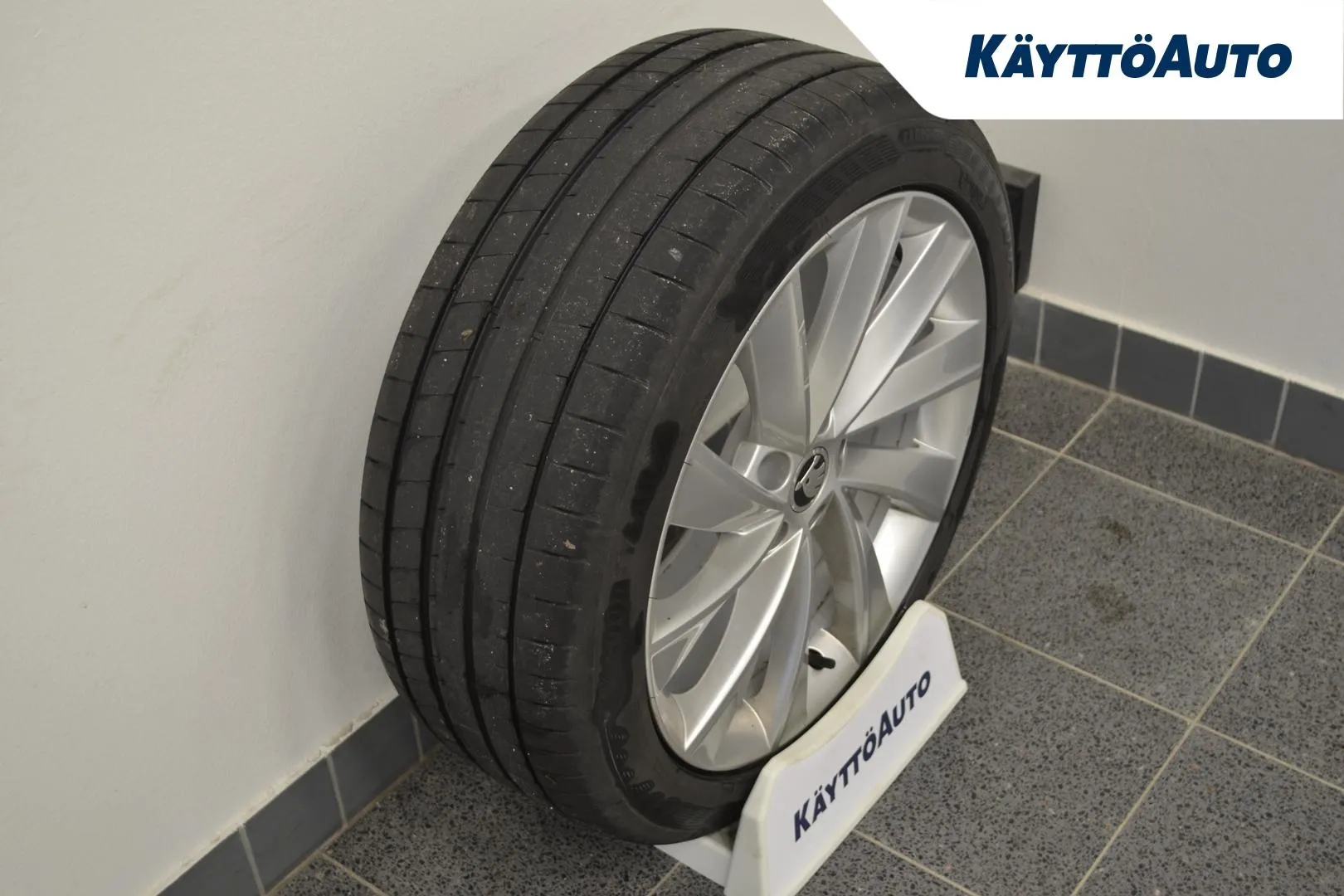 SKODA Superb YIZ-253 carousel image