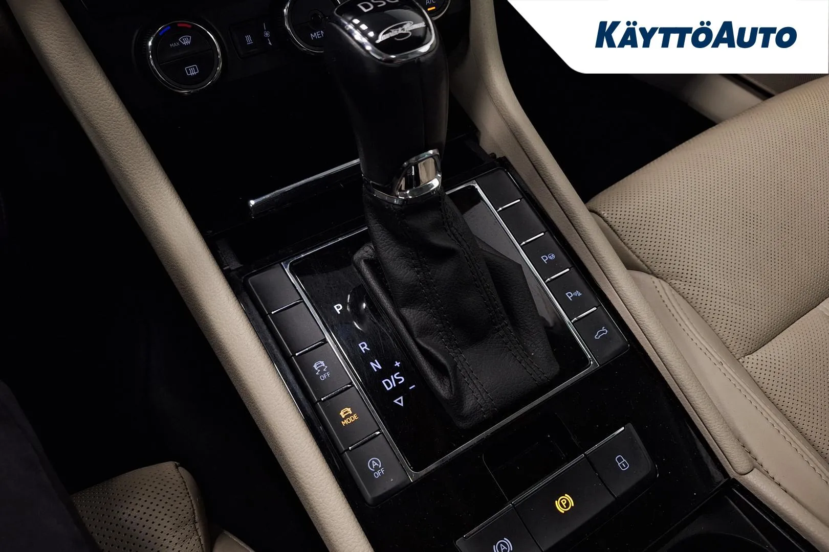 SKODA Superb YIZ-253 carousel image