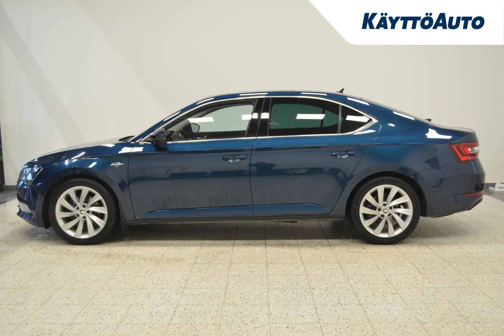 SKODA Superb YIZ-253 carousel image