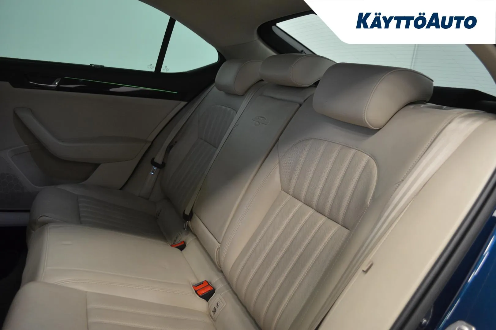 SKODA Superb YIZ-253 carousel image