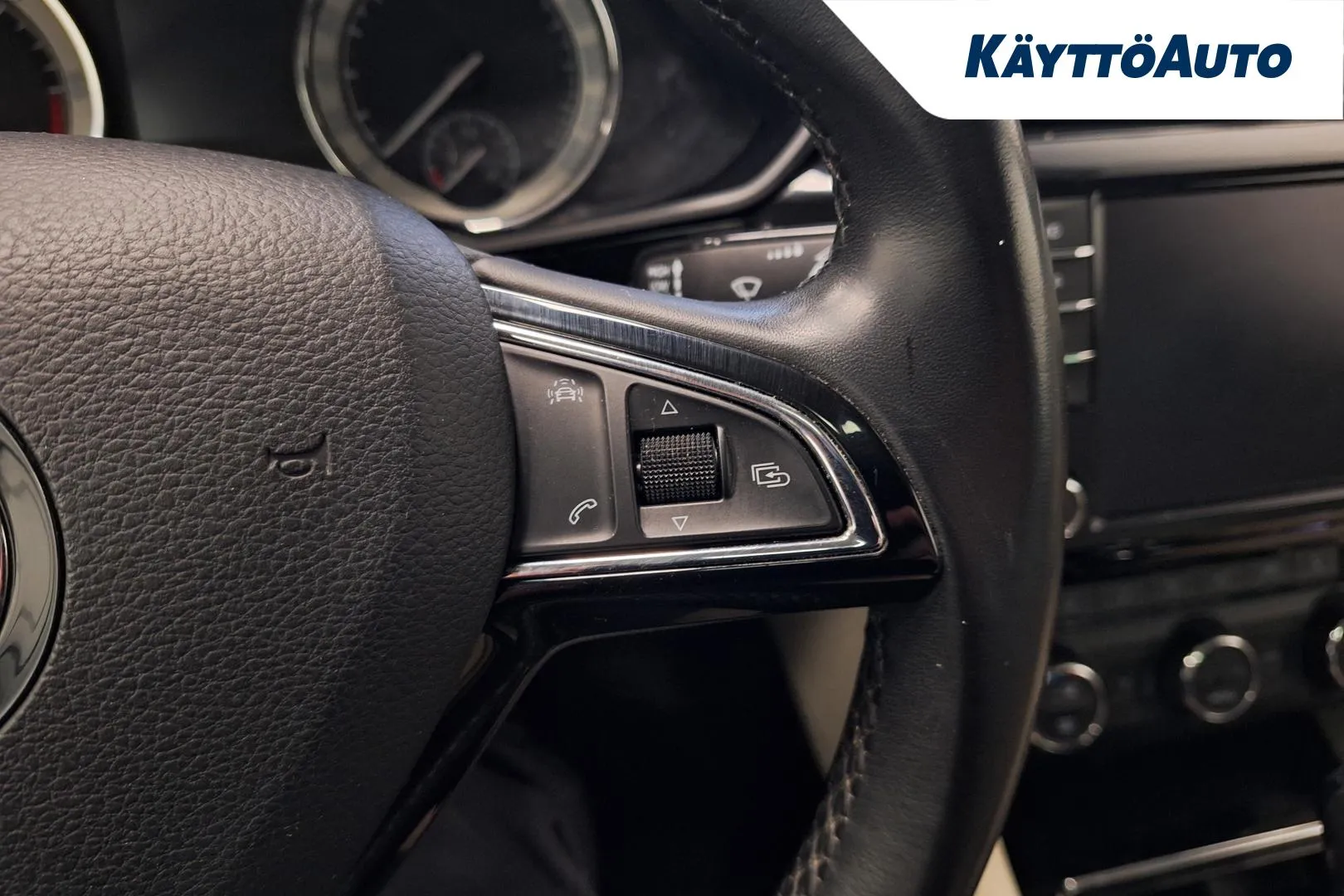 SKODA Superb YIZ-253 carousel image