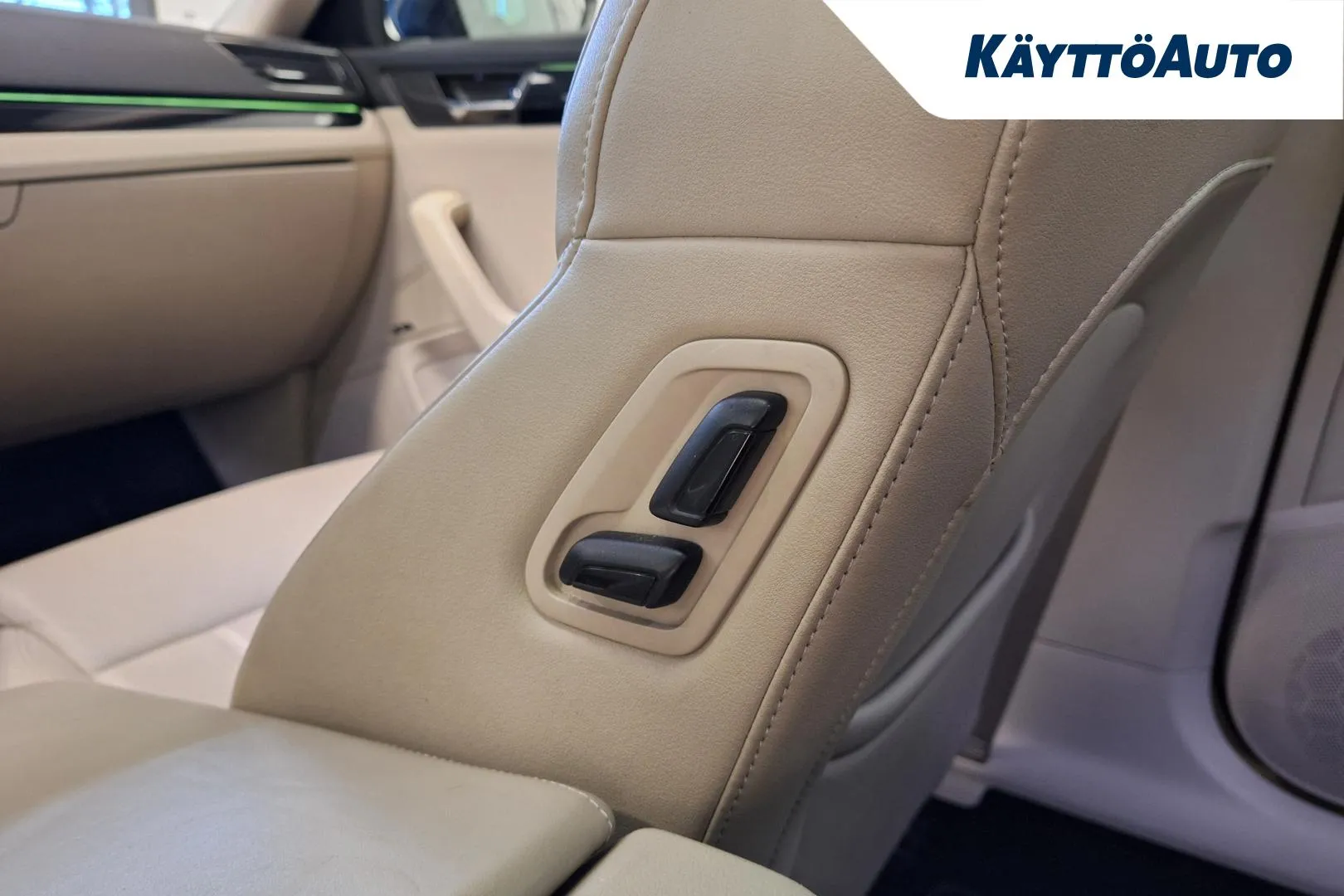 SKODA Superb YIZ-253 carousel image