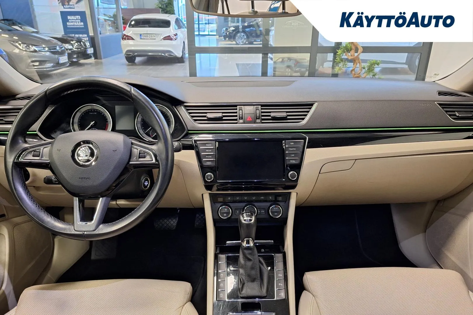 SKODA Superb YIZ-253 carousel image