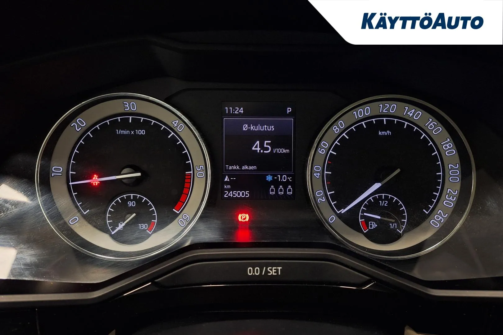 SKODA Superb YIZ-253 carousel image