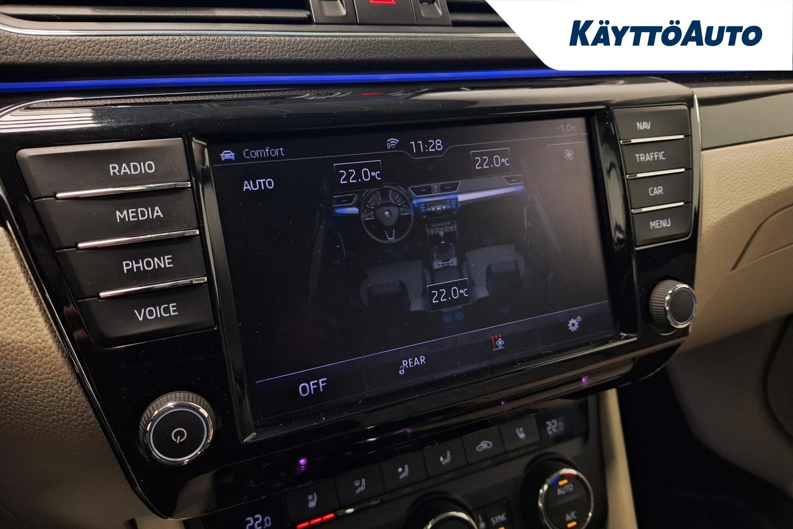 SKODA Superb YIZ-253 carousel image