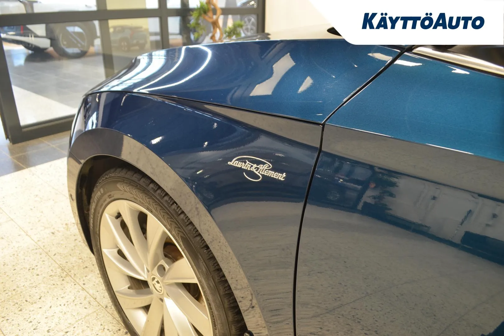 SKODA Superb YIZ-253 carousel image