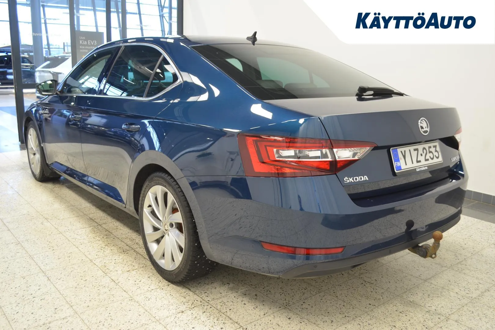 SKODA Superb YIZ-253 carousel image
