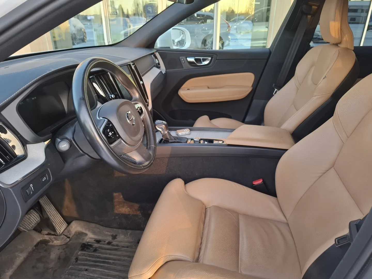 VOLVO XC60 ZMT-366 carousel image