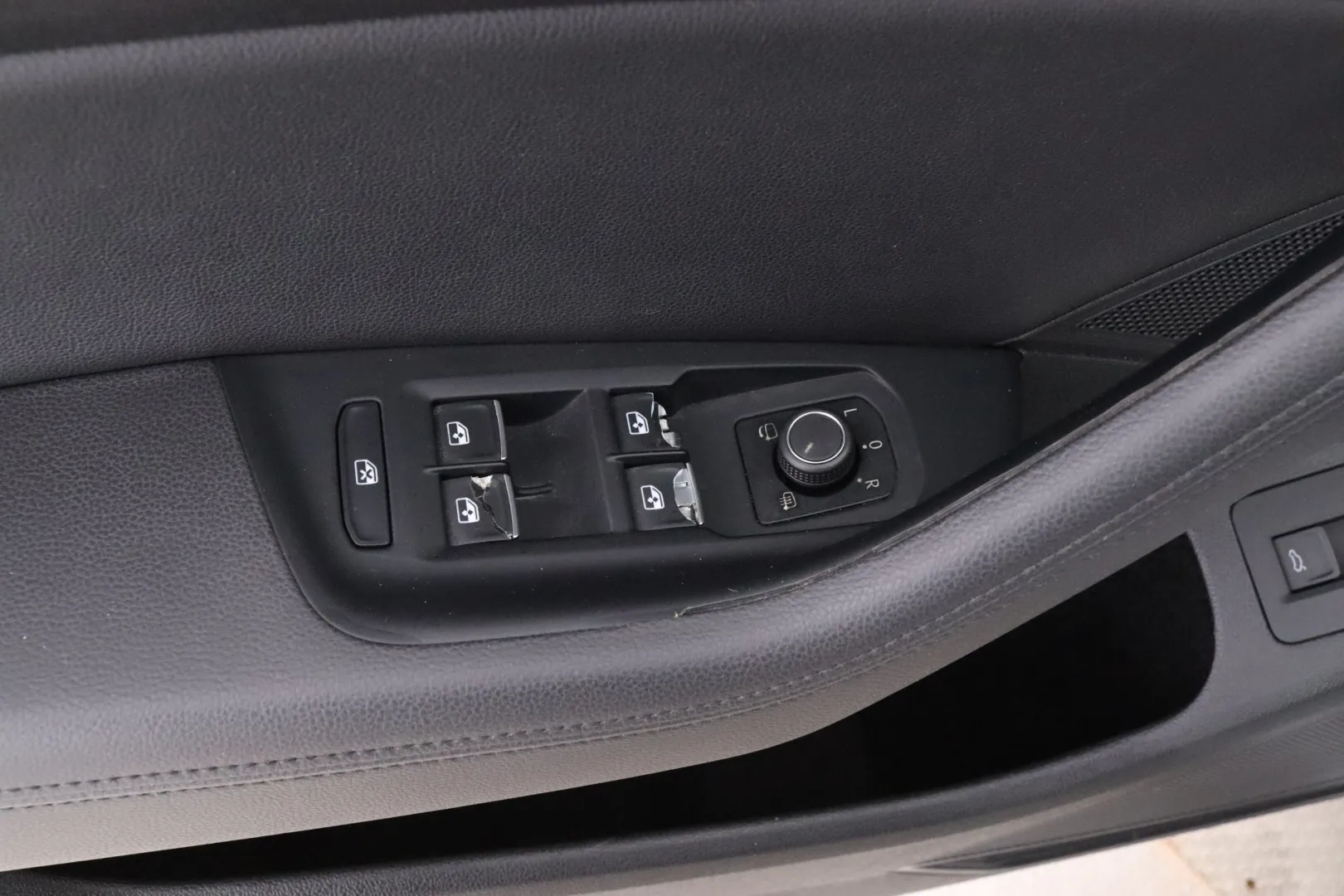 VOLKSWAGEN Passat KTA-372 carousel image