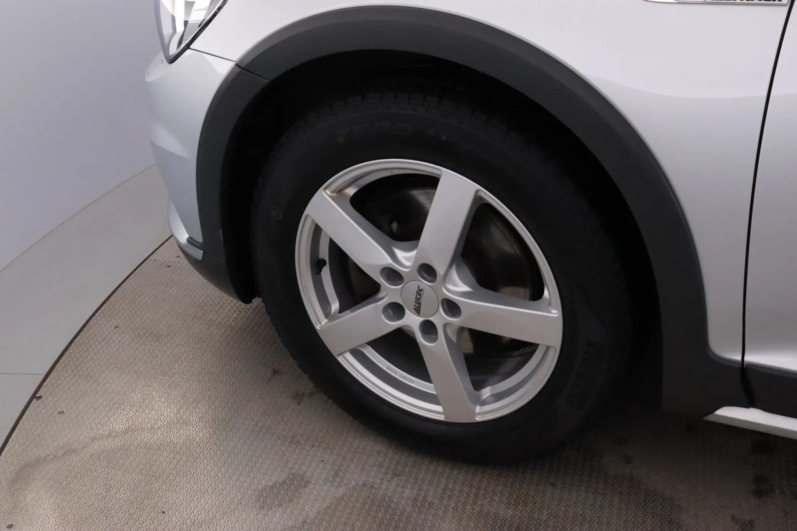 VOLKSWAGEN Passat KTA-372 carousel image