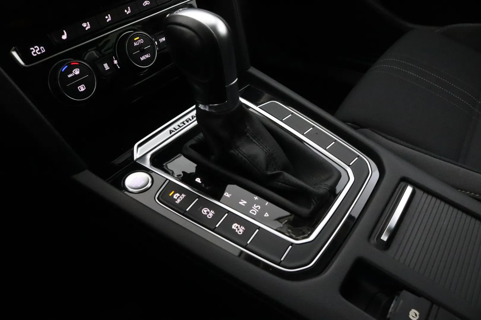 VOLKSWAGEN Passat KTA-372 carousel image