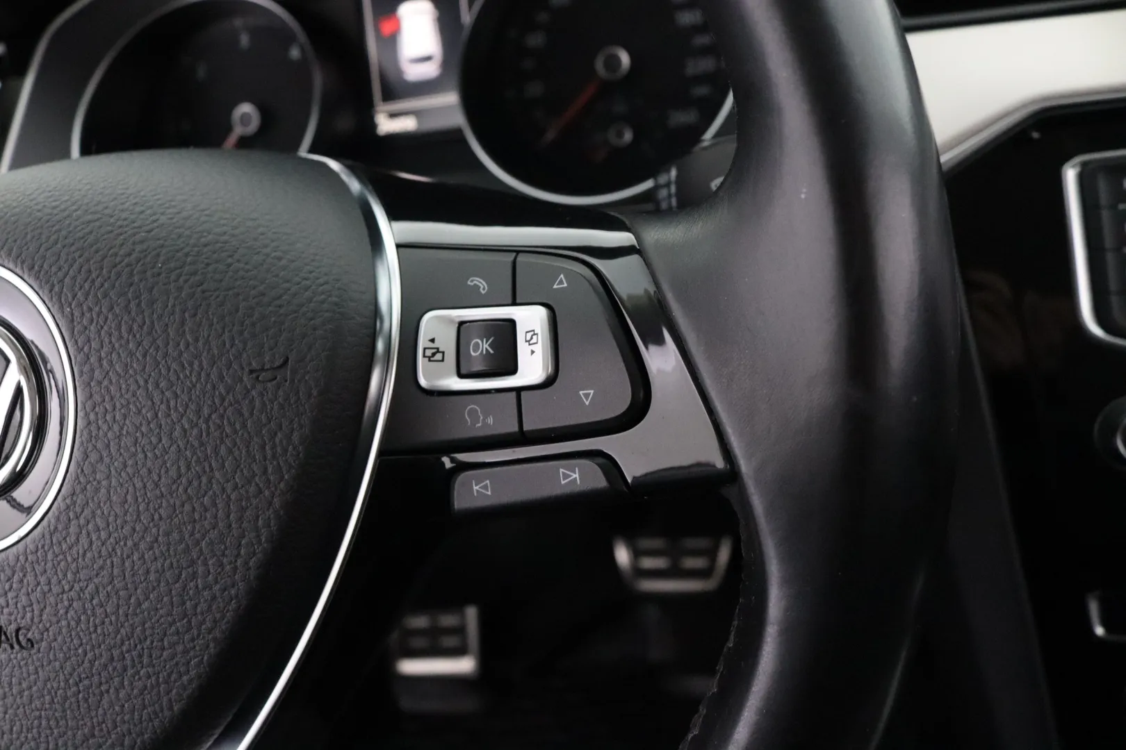 VOLKSWAGEN Passat KTA-372 carousel image