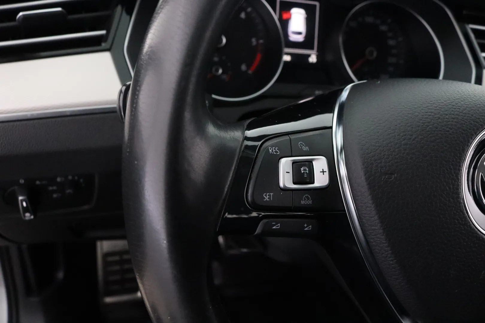 VOLKSWAGEN Passat KTA-372 carousel image