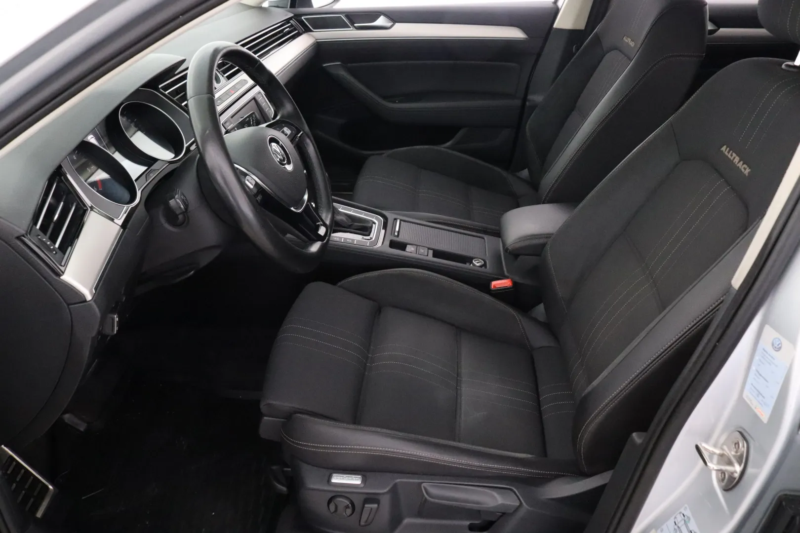 VOLKSWAGEN Passat KTA-372 carousel image