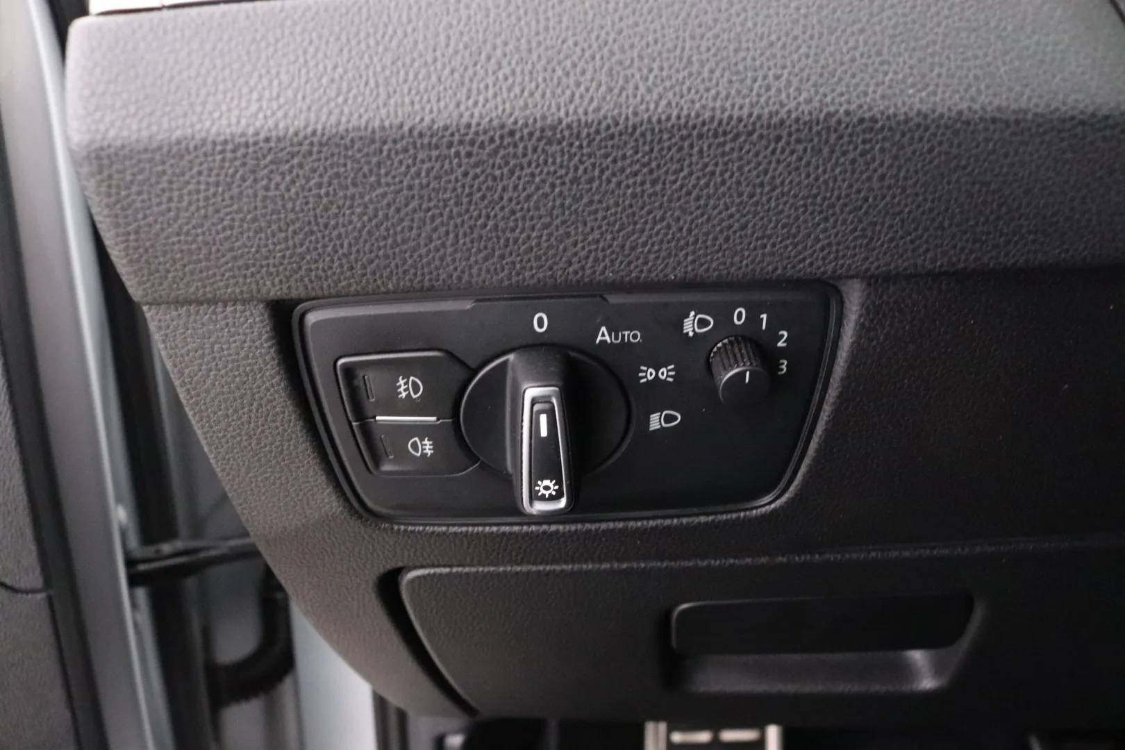 VOLKSWAGEN Passat KTA-372 carousel image