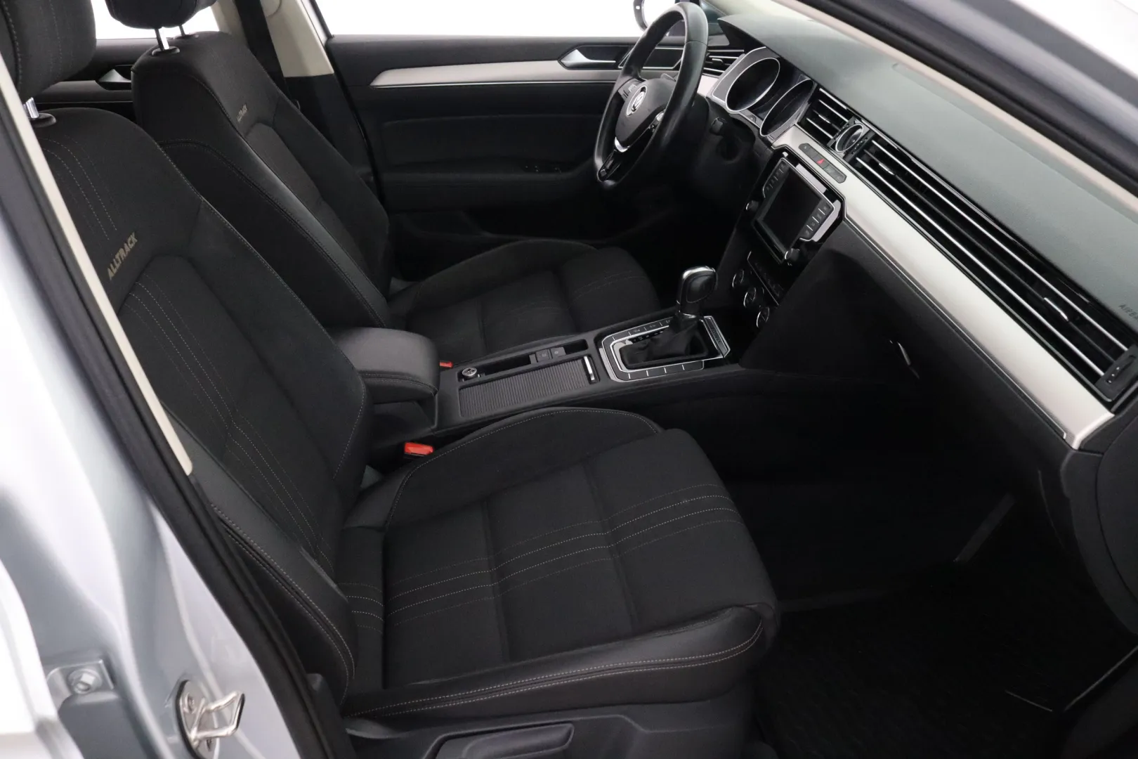 VOLKSWAGEN Passat KTA-372 carousel image