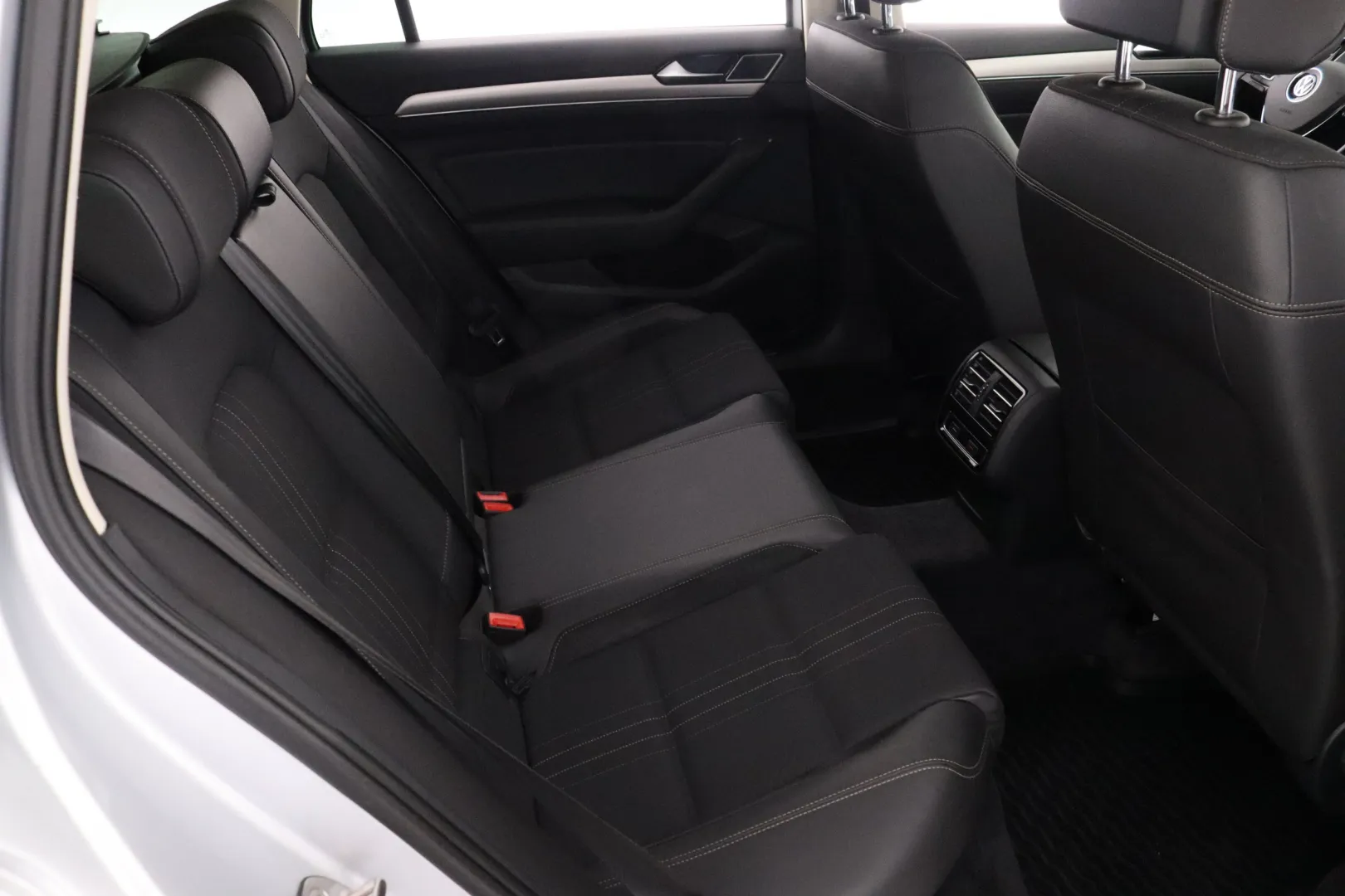 VOLKSWAGEN Passat KTA-372 carousel image