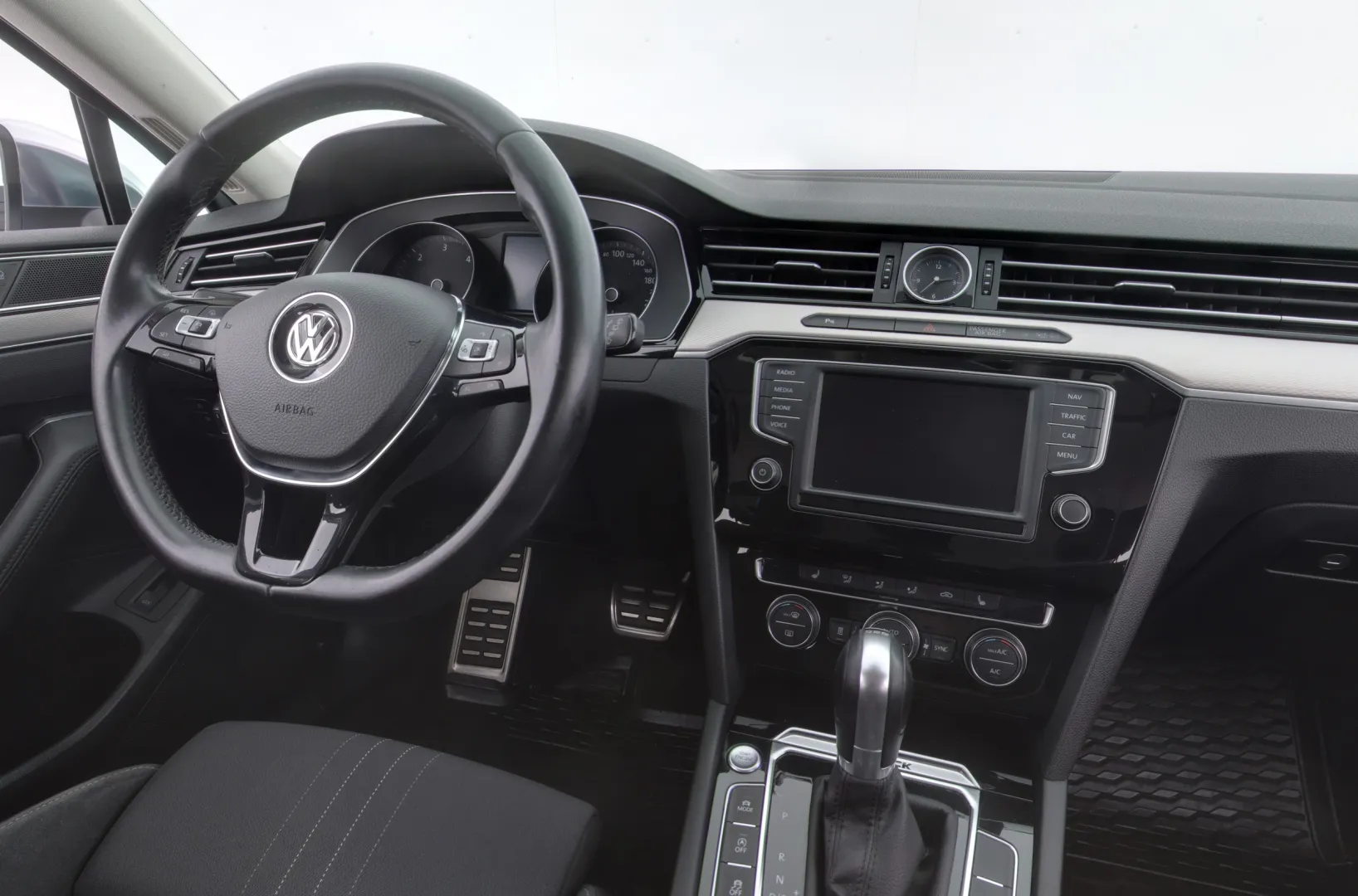 VOLKSWAGEN Passat KTA-372 carousel image