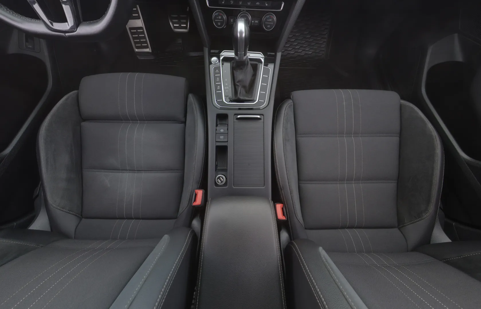 VOLKSWAGEN Passat KTA-372 carousel image