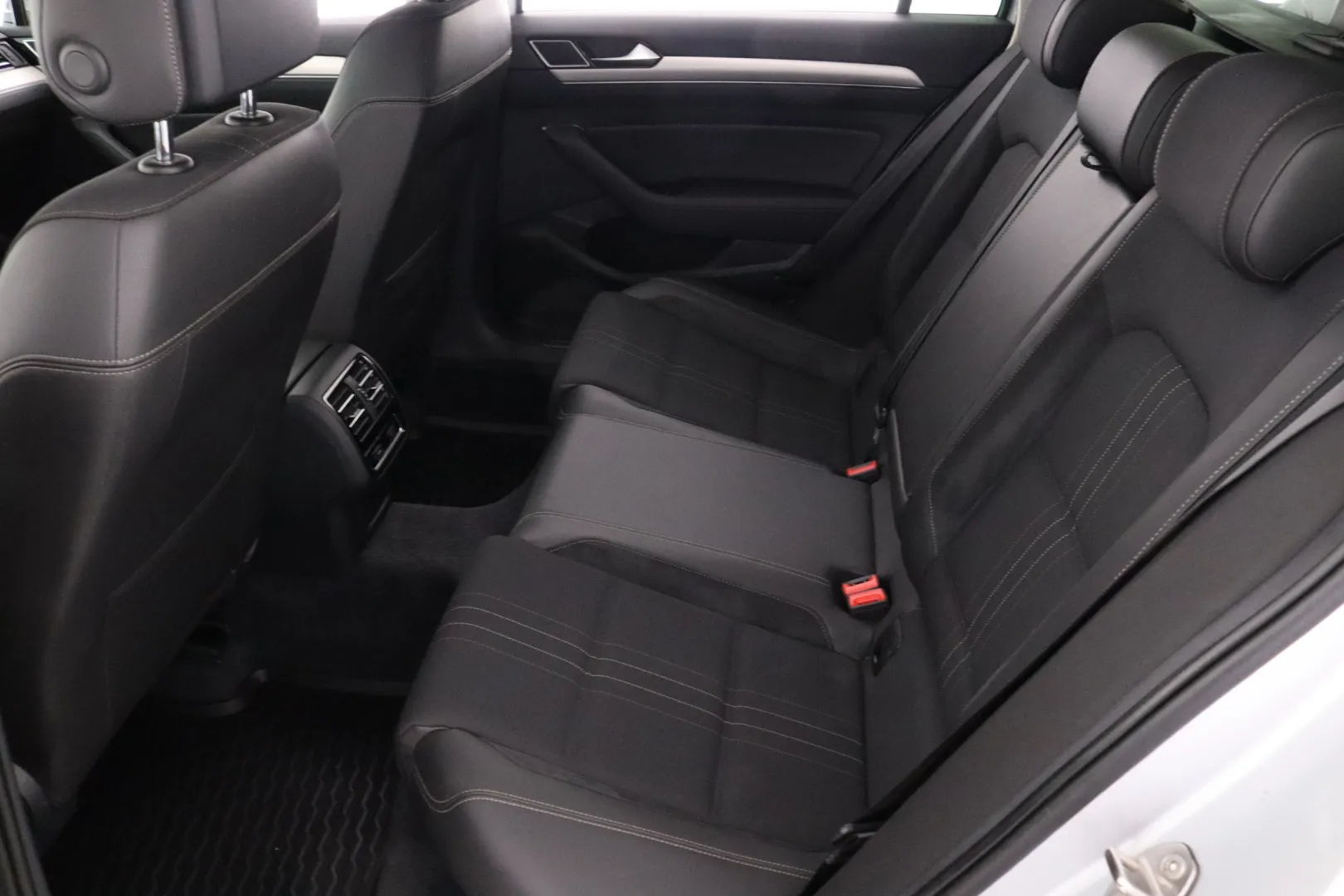 VOLKSWAGEN Passat KTA-372 carousel image