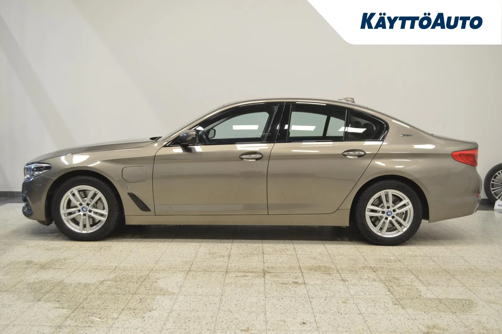 BMW 530 YJM-585 carousel image