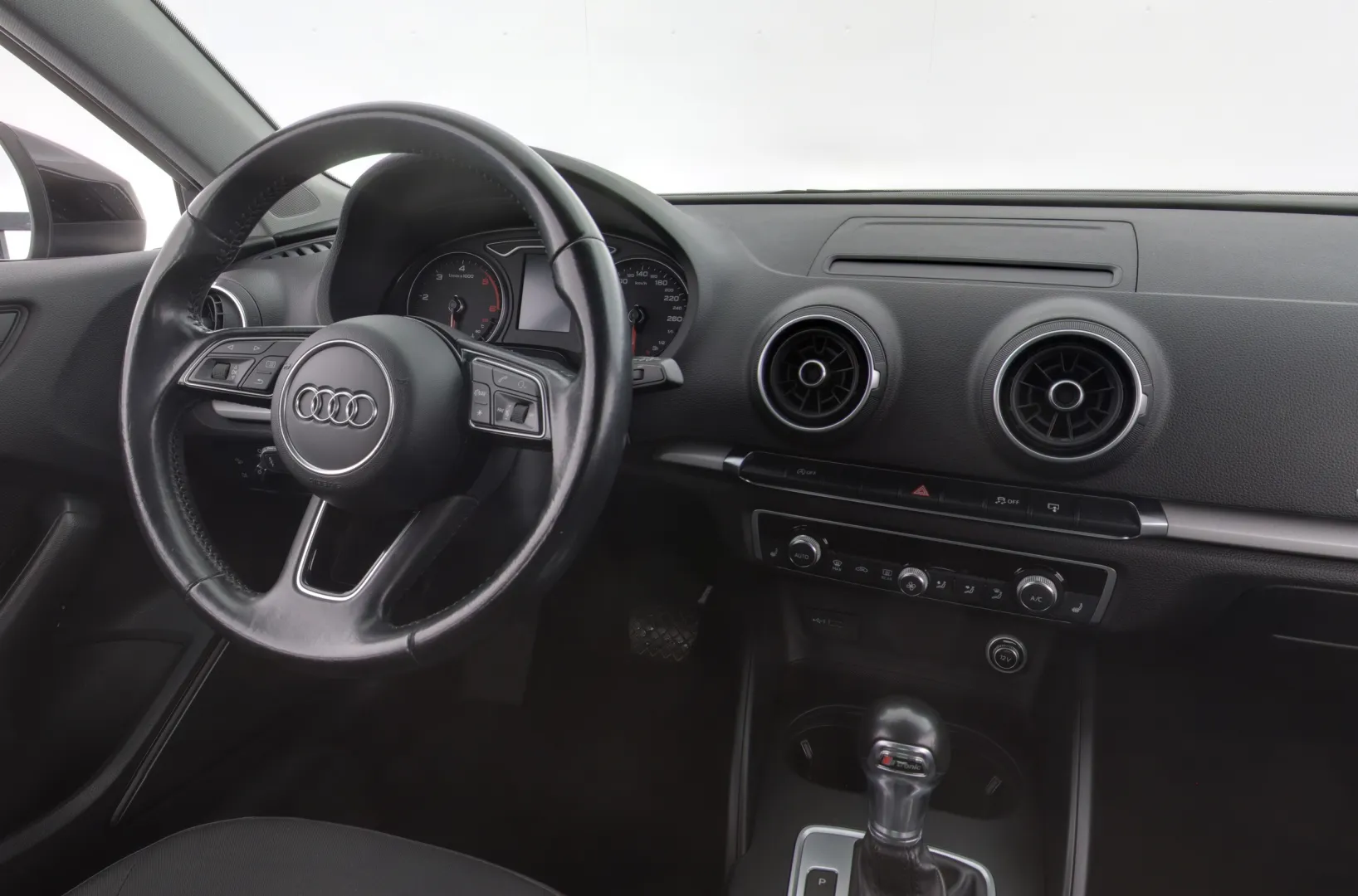 AUDI A3 UZS-775 carousel image