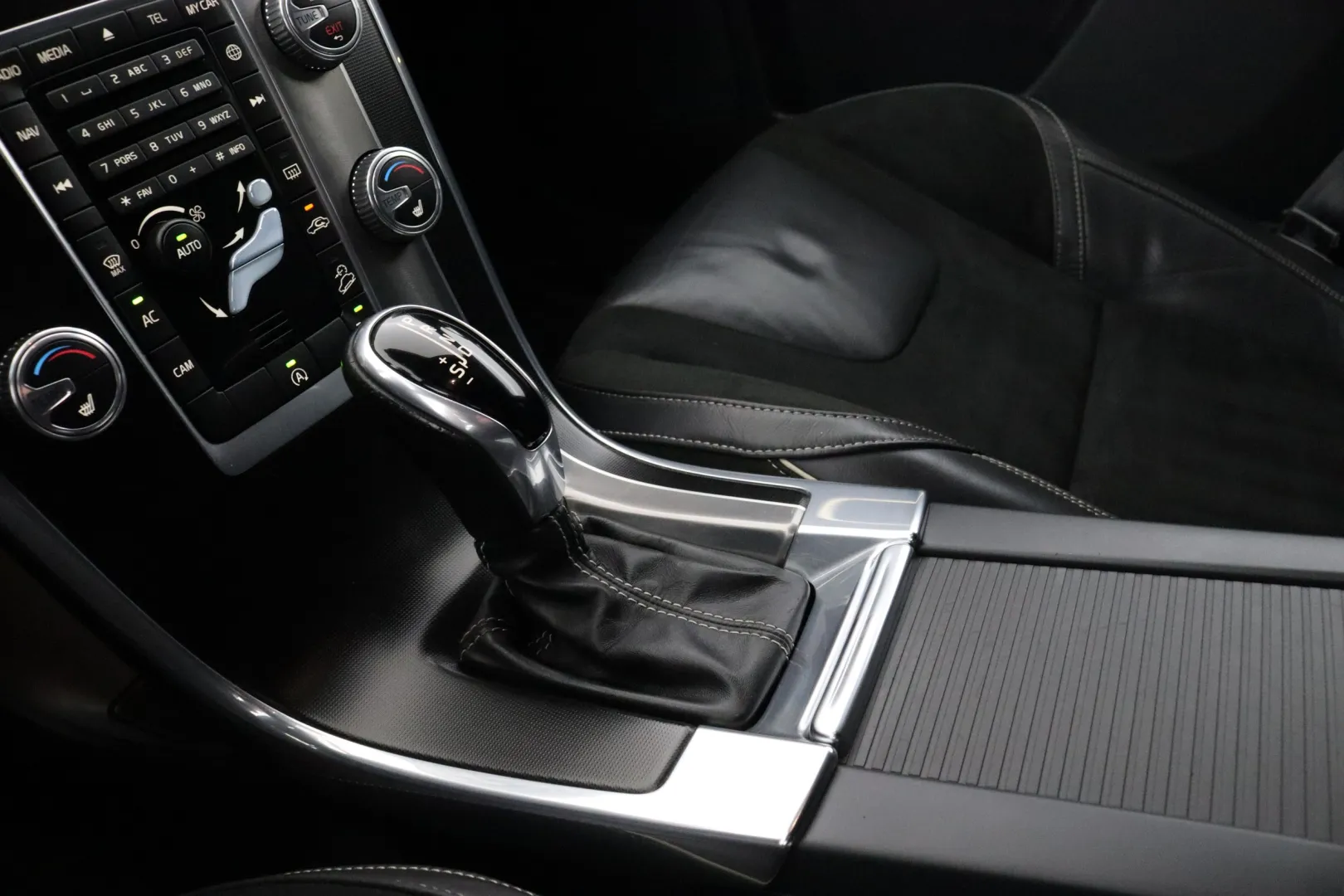 VOLVO XC60 CKJ-648 carousel image