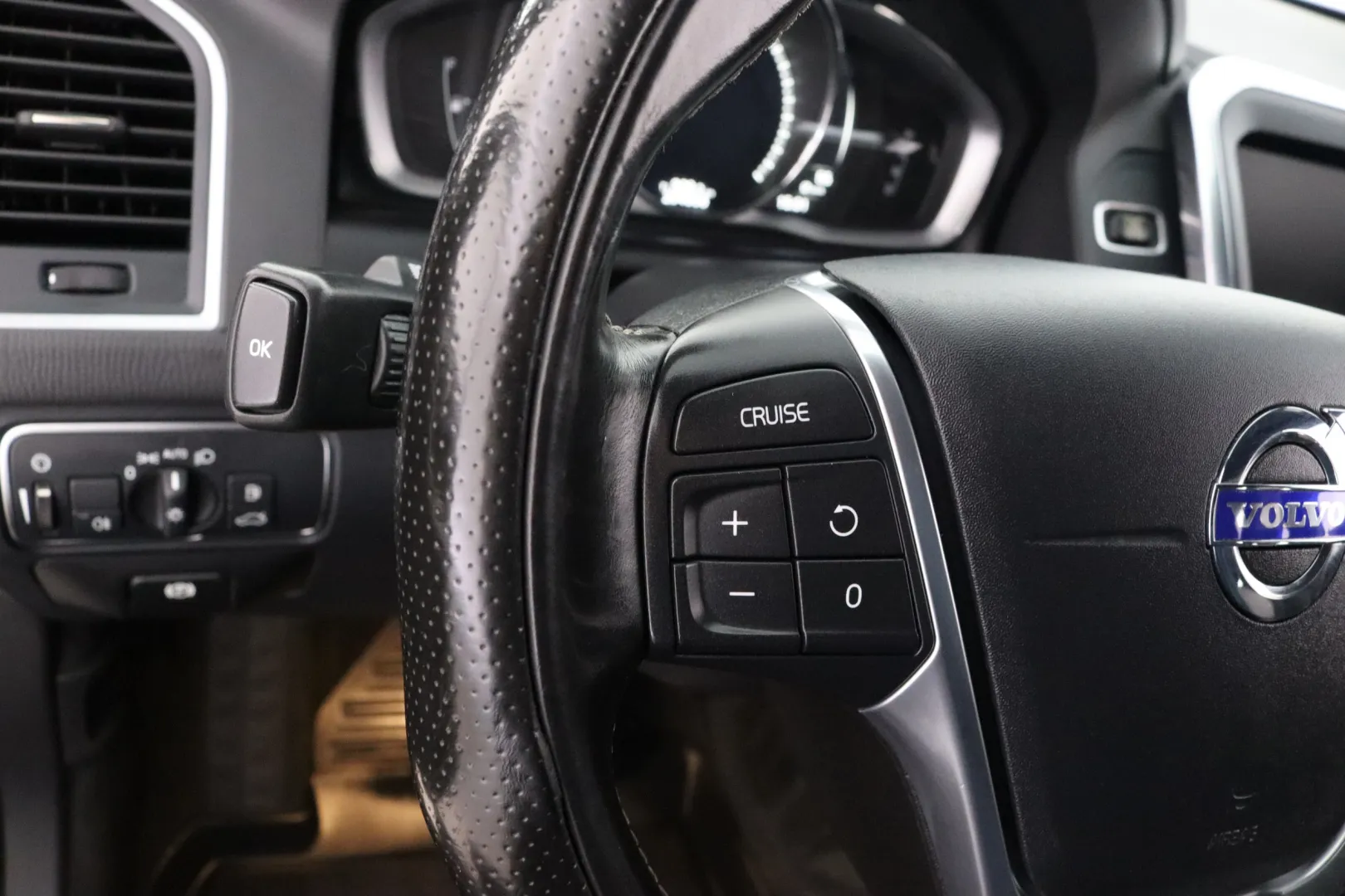 VOLVO XC60 CKJ-648 carousel image