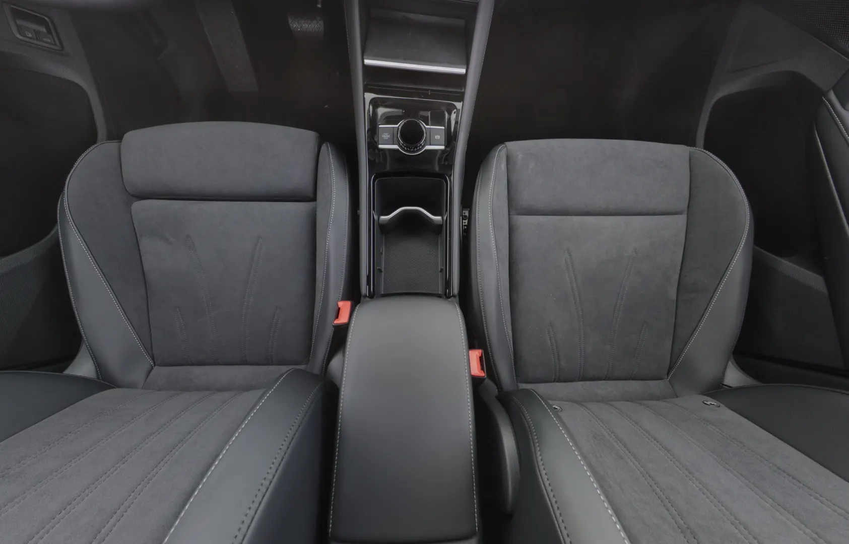 Volkswagen Tiguan KXM-945 carousel image