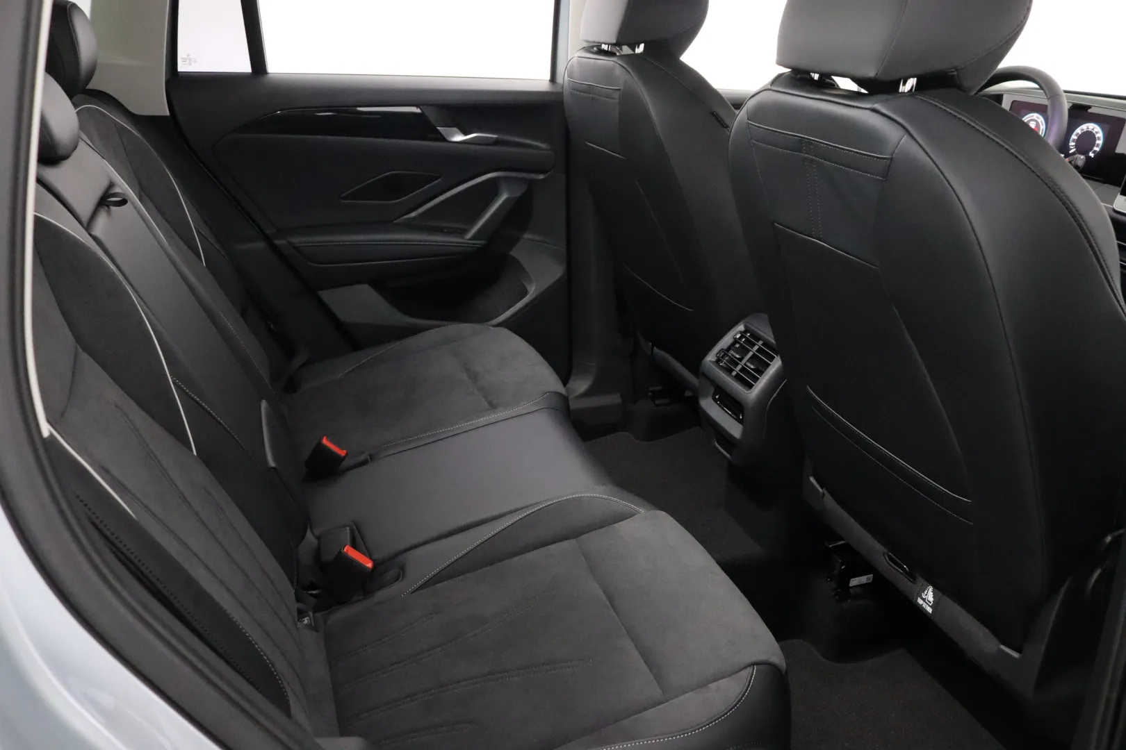 Volkswagen Tiguan KXM-945 carousel image