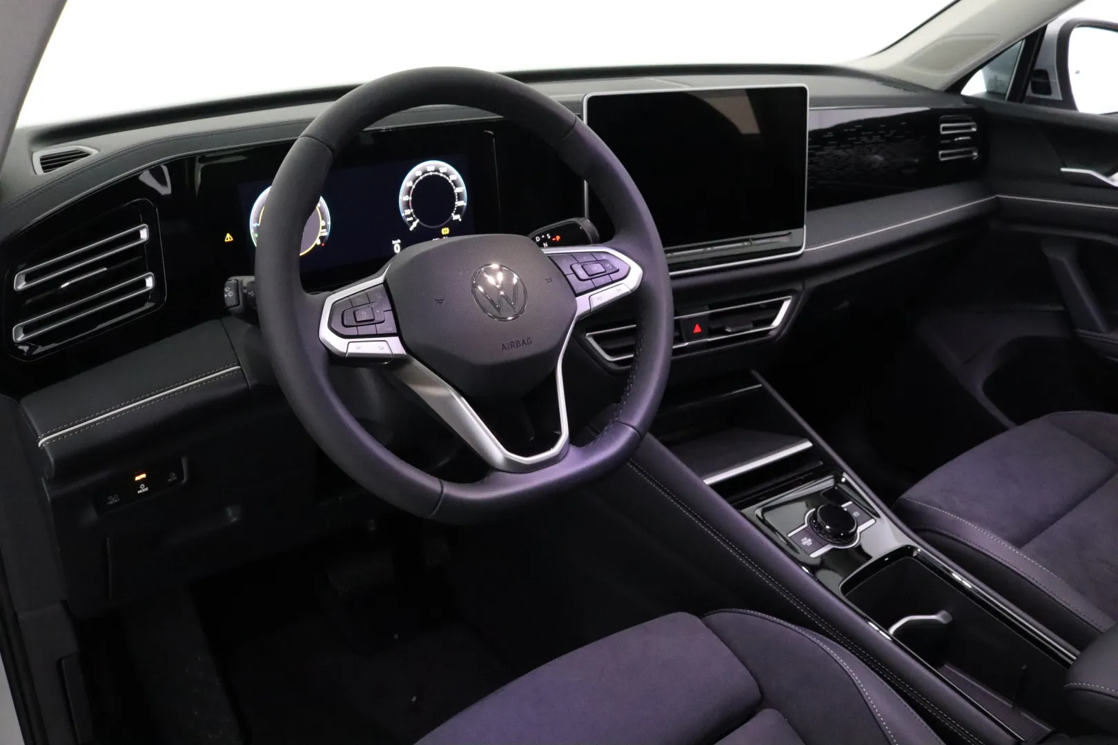 Volkswagen Tiguan KXM-945 carousel image