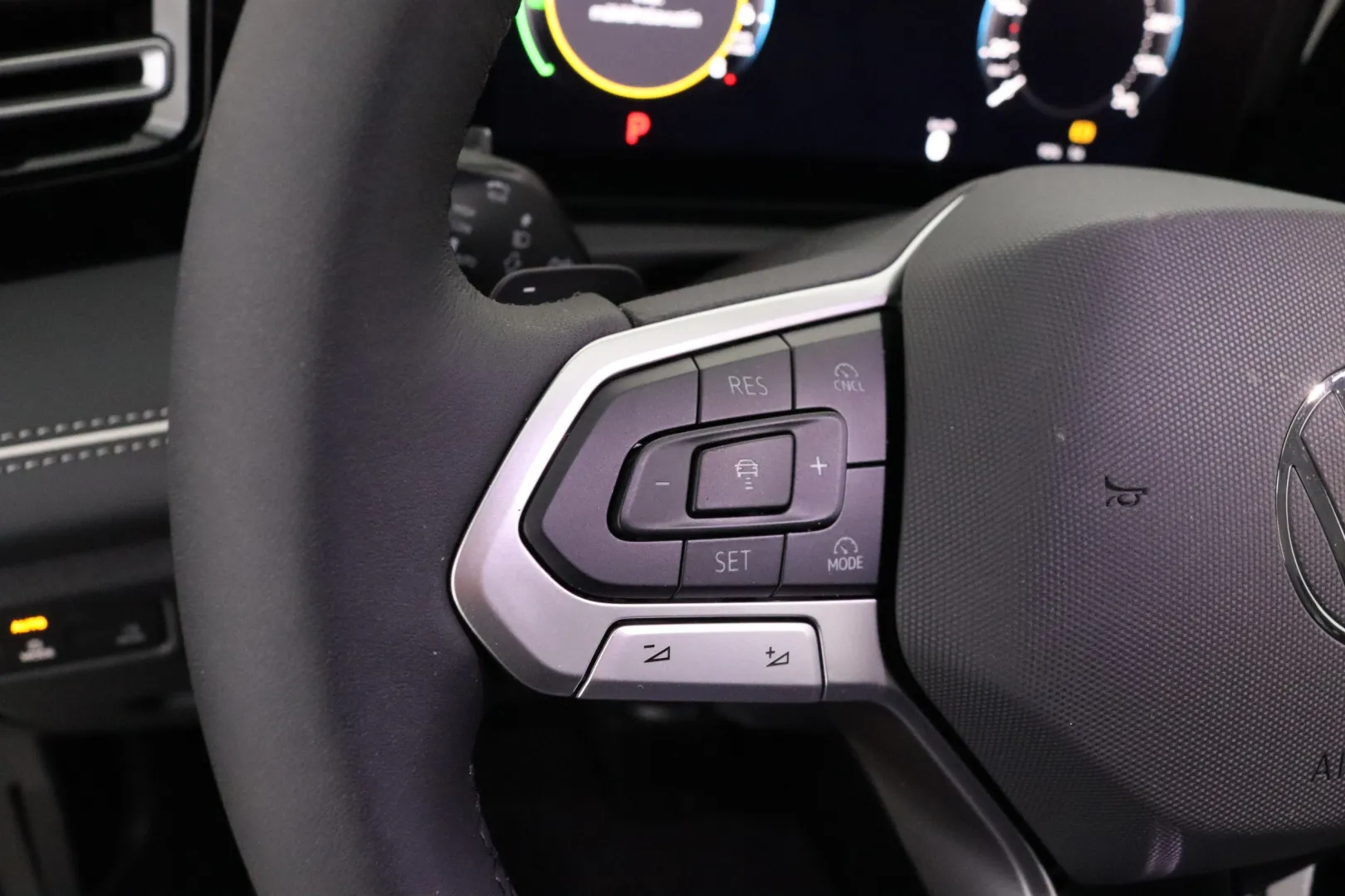 Volkswagen Tiguan KXM-945 carousel image