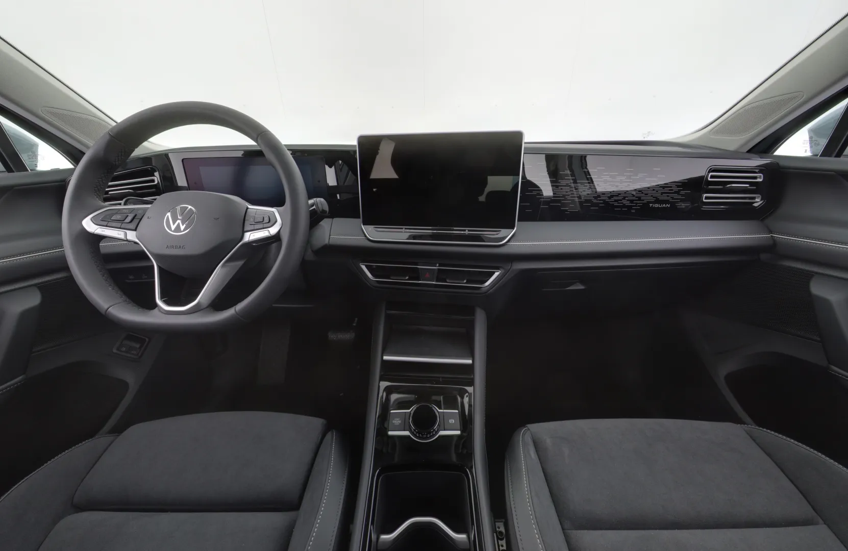 Volkswagen Tiguan KXM-945 carousel image